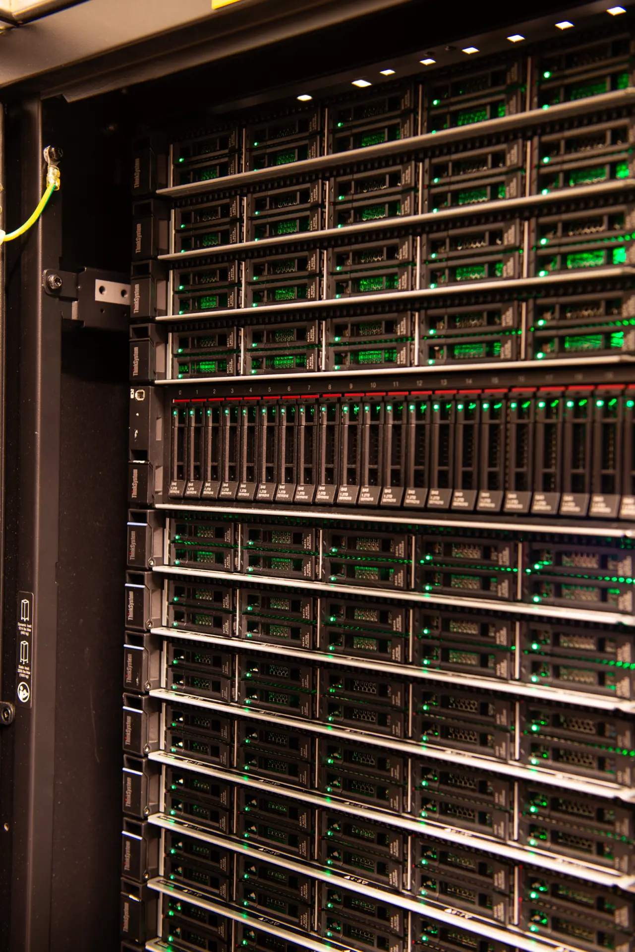 Serverrack med lysende disker